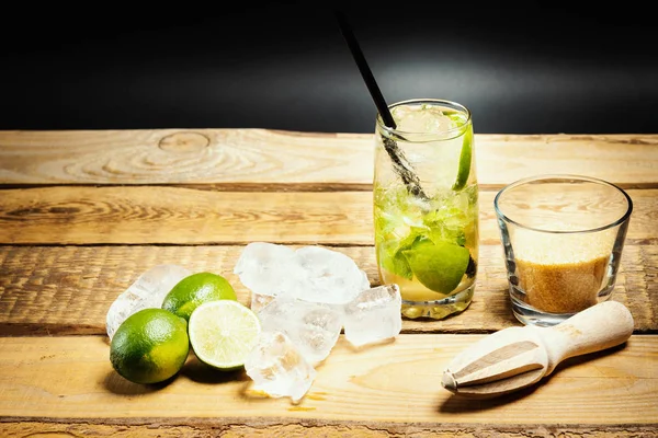 Glas Köstlichen Mojito Auf Einem Holztisch Mit Limettenstücken Eis Und — Stockfoto