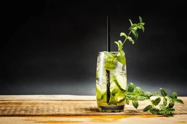 Glas Köstlichen Mojito Mit Limetten Und Minzblättern Auf Einem Holztisch — Stockfoto