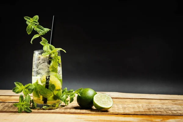 Sklo Výborné Mojito Dřevěný Stůl Kousky Limetky Máty Zanechává Černém — Stock fotografie