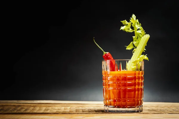Saftiges Rotes Getränk Blutige Mary Mit Einem Stück Grünem Sellerie — Stockfoto