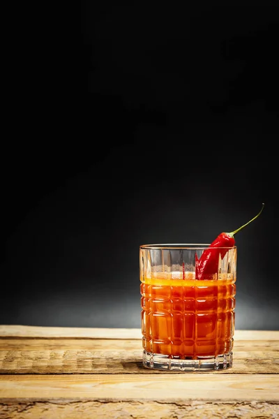 Saftiges Rotes Getränk Blutige Mary Mit Chilischote Auf Einem Holztisch — Stockfoto
