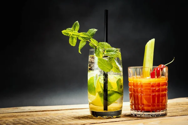 Köstlicher Mojito Drink Und Eine Saftige Blutige Mary Auf Einem — Stockfoto