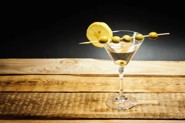 Deliciosa Bebida Martini Vaso Con Aceitunas Palo Limón Una Mesa —  Fotos de Stock