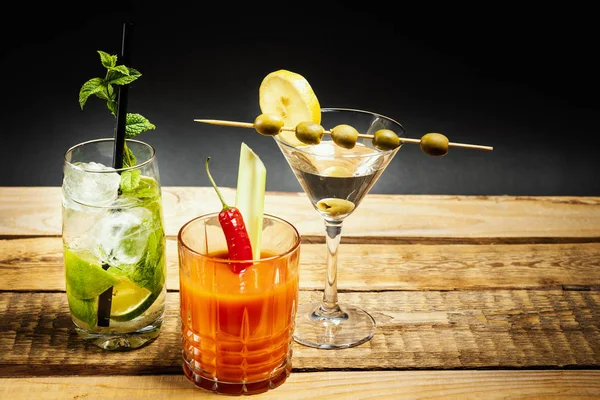 Chutné Martini Drink Olivovým Mojito Mátou Bloody Mary Celerem Dřevěný — Stock fotografie