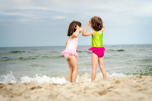 Two Little Girls Sisters Standing Playing Sand Beach Summer Day — Stock Photo, Image