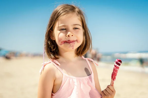 Küçük Sevimli Kız Lezzetli Renkli Dondurma Plajda Yaz Aylarında Yemek — Stok fotoğraf