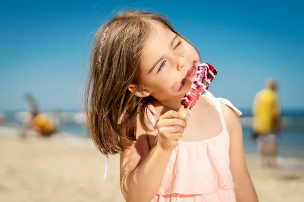 Küçük Sevimli Kız Lezzetli Renkli Dondurma Plajda Yaz Aylarında Yemek — Stok fotoğraf