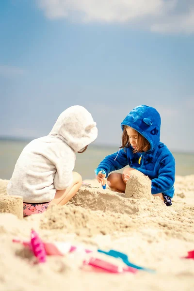 Zwei Kleine Mädchen Spielen Sommer Mit Puppen Einer Sandburg Strand — Stockfoto
