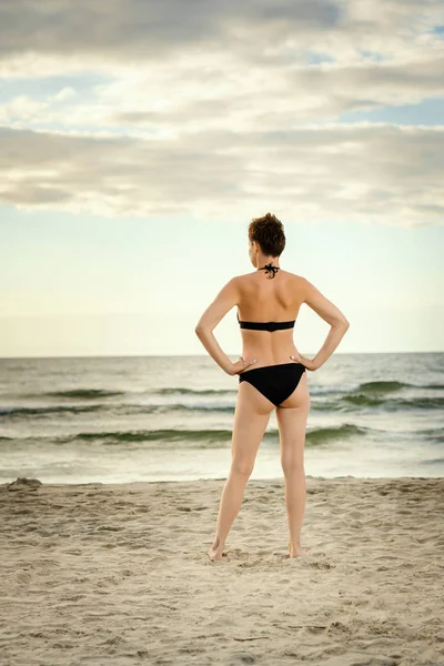 Hermosa Mujer Traje Baño Negro Está Mirando Mar Playa Atardecer —  Fotos de Stock