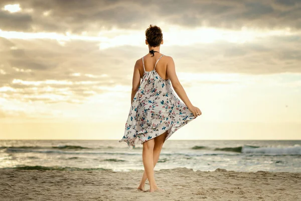 Belle Femme Marche Sur Plage Tenant Une Robe Coucher Soleil — Photo