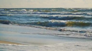 köpüklü deniz dalgaları sırasında yaz aylarında günbatımı