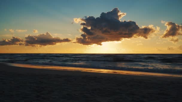 Sonnenuntergang Hinter Wolken Über Meereswellen Und Sandstrand Sommer — Stockvideo