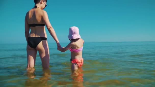 Madre Joven Dos Hijas Adorables Están Pie Mar Disfrutando — Vídeo de stock