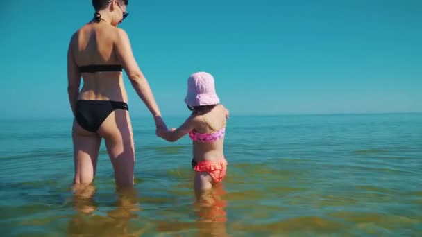 Ung Mamma Och Två Bedårande Döttrar Står Havet Och Njuter — Stockvideo