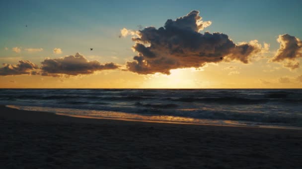 Sonnenuntergang Hinter Wolken Über Meereswellen Und Sandstrand Sommer — Stockvideo