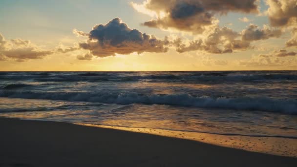 Por Sol Atrás Nuvens Sobre Ondas Mar Praia Areia Verão — Vídeo de Stock