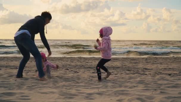 Mamma Och Två Döttrar Spelar Sanden Stranden Vid Solnedgången Sommaren — Stockvideo