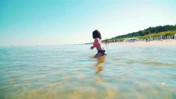 Летом Море Играют Две Очаровательные Девушки Купальниках — стоковое видео