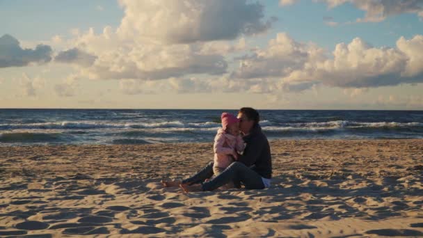 Мама Дві Дочки Грають Піску Пляжі Заході Сонця Влітку — стокове відео