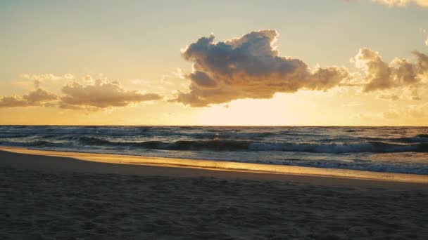 Захід Сонця Хмарами Над Морськими Хвилями Піщаним Пляжем Влітку — стокове відео
