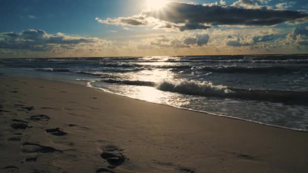 Solnedgången Bakom Moln Över Havets Vågor Och Sandstrand Sommaren — Stockvideo