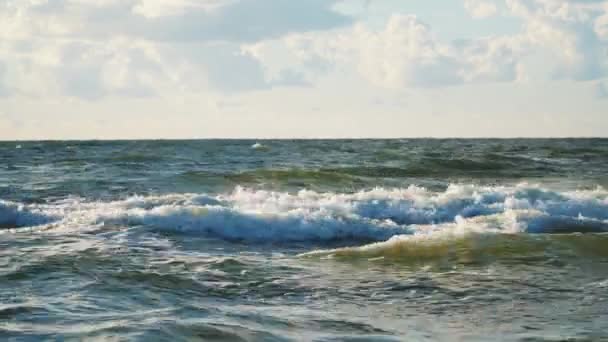 Olas Mar Espumosas Durante Atardecer Verano — Vídeos de Stock