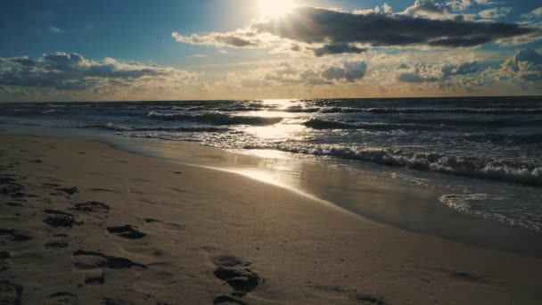 Solnedgången Bakom Moln Över Havets Vågor Och Sandstrand Sommaren — Stockvideo