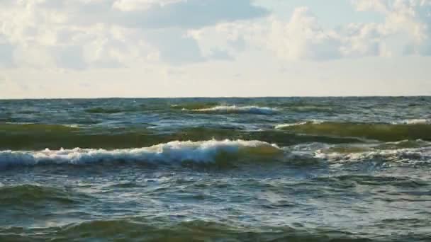 Olas Mar Espumosas Durante Atardecer Verano — Vídeo de stock