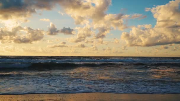 Solnedgången Bakom Moln Över Havets Vågor Och Sandstrand Sommaren — Stockvideo