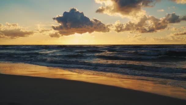 Solnedgången Bakom Moln Över Havets Vågor Och Sandstrand Sommaren — Stockvideo