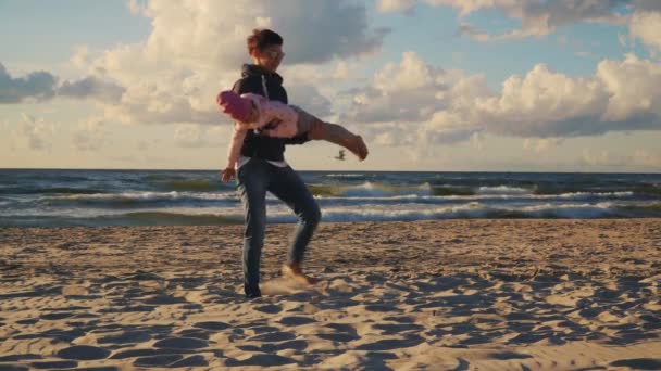 Máma Dcera Roztomilé Hrají Písku Pláži Při Západu Slunce Létě — Stock video