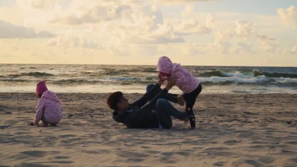 Mamma Och Två Döttrar Spelar Sanden Stranden Vid Solnedgången Sommaren — Stockvideo