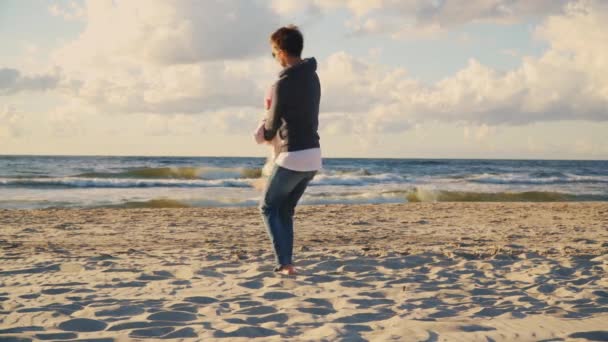 夏天日落时分 妈妈和可爱的女儿在沙滩上玩耍 — 图库视频影像