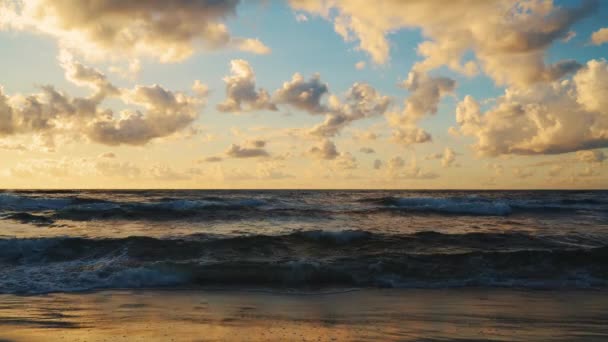 Tramonto Dietro Nuvole Sopra Onde Del Mare Spiaggia Sabbiosa Estate — Video Stock