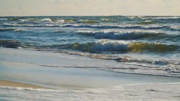 Schuimende Zee Golven Tijdens Zonsondergang Zomer — Stockvideo