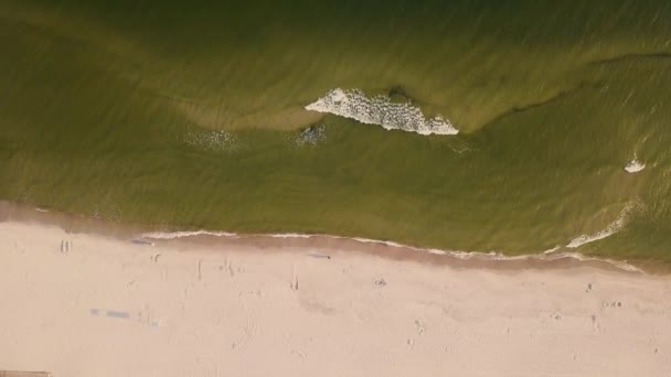 Belle Riprese Aeree Del Mare Onde Che Infrangono Una Spiaggia — Video Stock