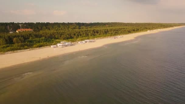 Belle Riprese Aeree Del Mare Onde Che Infrangono Una Spiaggia — Video Stock