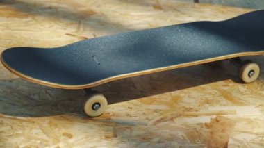 bir skatepark ahşap bir arka plan üzerinde beyaz jantlar ile kaykay