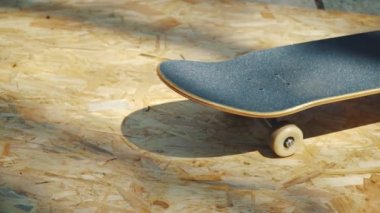 bir skatepark ahşap bir arka plan üzerinde beyaz jantlar ile kaykay