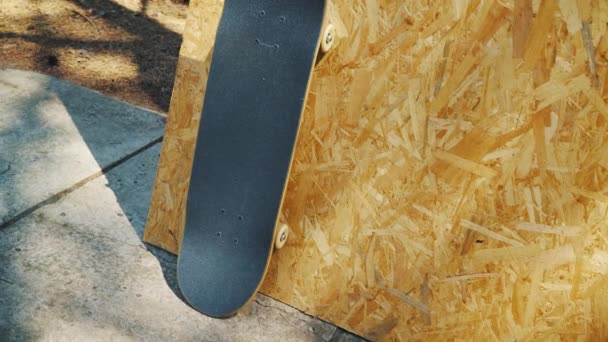 Skateboard med vita hjul på en trä bakgrund i en skatepark — Stockvideo