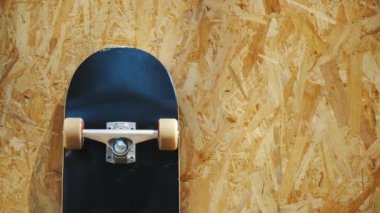 bir skatepark ahşap bir arka plan üzerinde beyaz jantlar ile kaykay