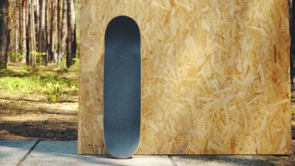 Skateboard auf einem hölzernen Hintergrund in einem Skatepark — Stockvideo