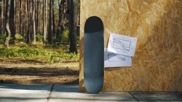 Skateboard su uno sfondo di legno con piani per un miniramp in uno skatepark — Video Stock