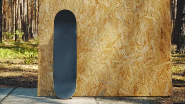 Skateboard on a wooden background at a skatepark — Stock Video