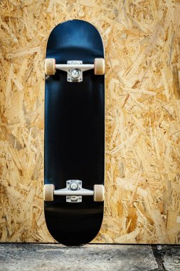 bir skatepark ahşap bir arka plan üzerinde beyaz jantlar ile kaykay