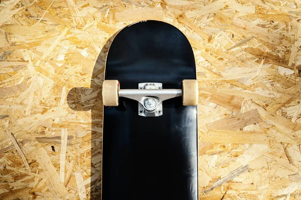 Monopatín con ruedas blancas sobre fondo de madera en un skatepark — Foto de Stock