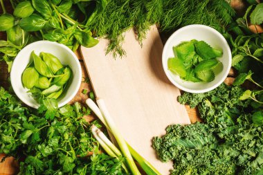 yeşil sebze ve baharat ahşap bir masa üzerinde arka plan