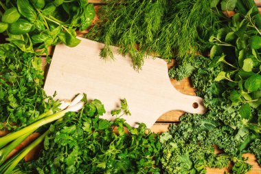 yeşil sebze ve baharat ahşap bir masa üzerinde arka plan