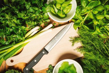 yeşil sebze ve baharat ahşap bir masa üzerinde arka plan