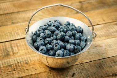 metal bir kase lezzetli yaban mersini